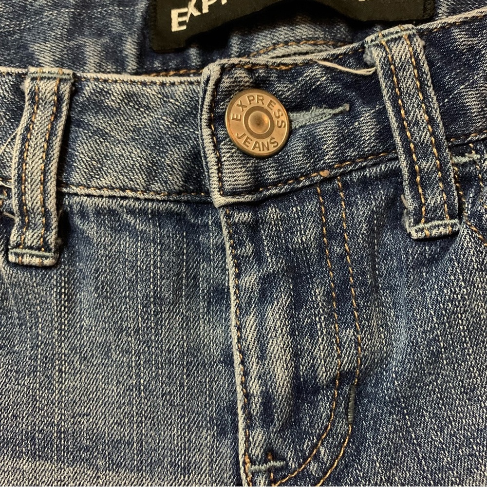 Express Jeans Outlet | medium wash distressed shorts | Sz 0 - Picture 3 of 11